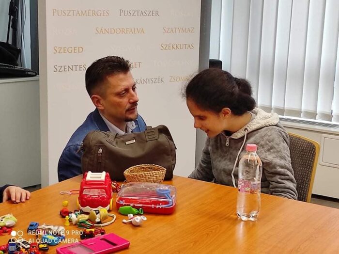 Csontos Csaba látássérült kislánnyal